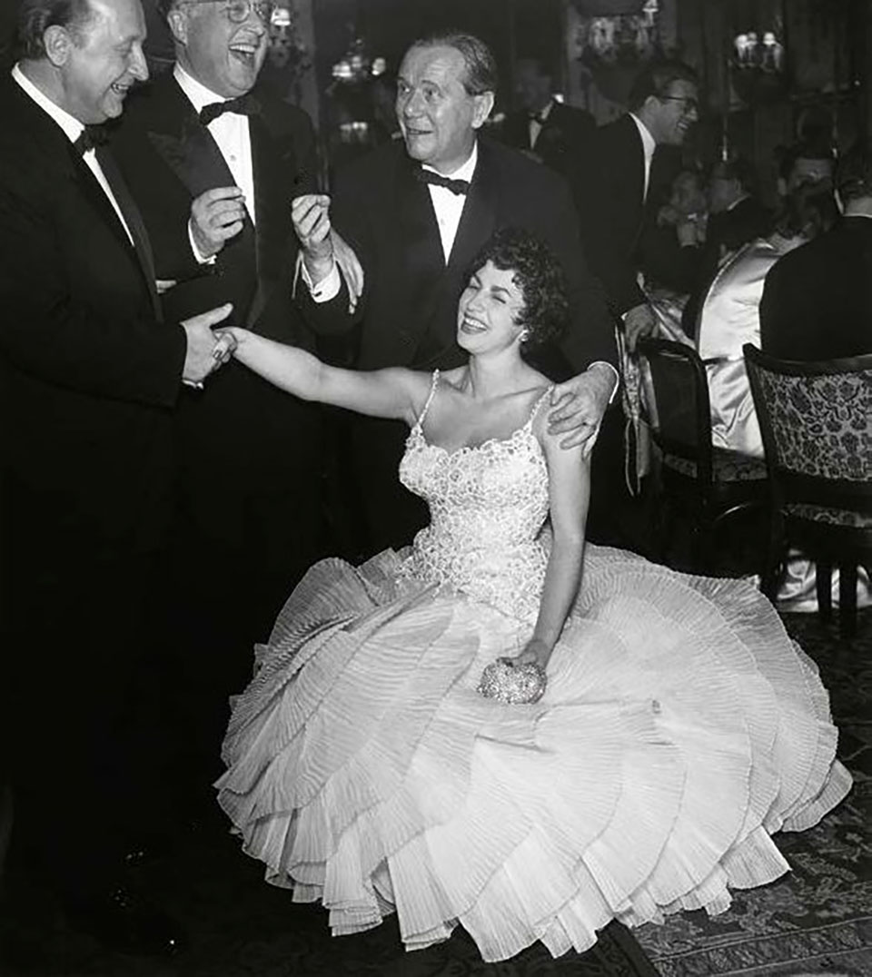 Maria Brauner beim Gloria Filmball 1955, den Artur Brauner in Protest verließ. Maria Brauner beim Gloria Filmball 1955, den Artur Brauner in Protest verließ.